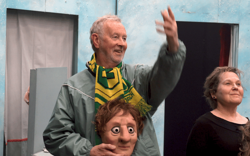 Audience member with terminal diagnosis performs with Vamos Theatre